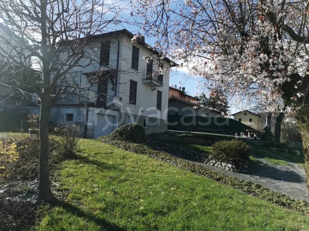 Villa Bifamiliare in vendita ad Alta Valle Intelvi via a. Bianchi, 6