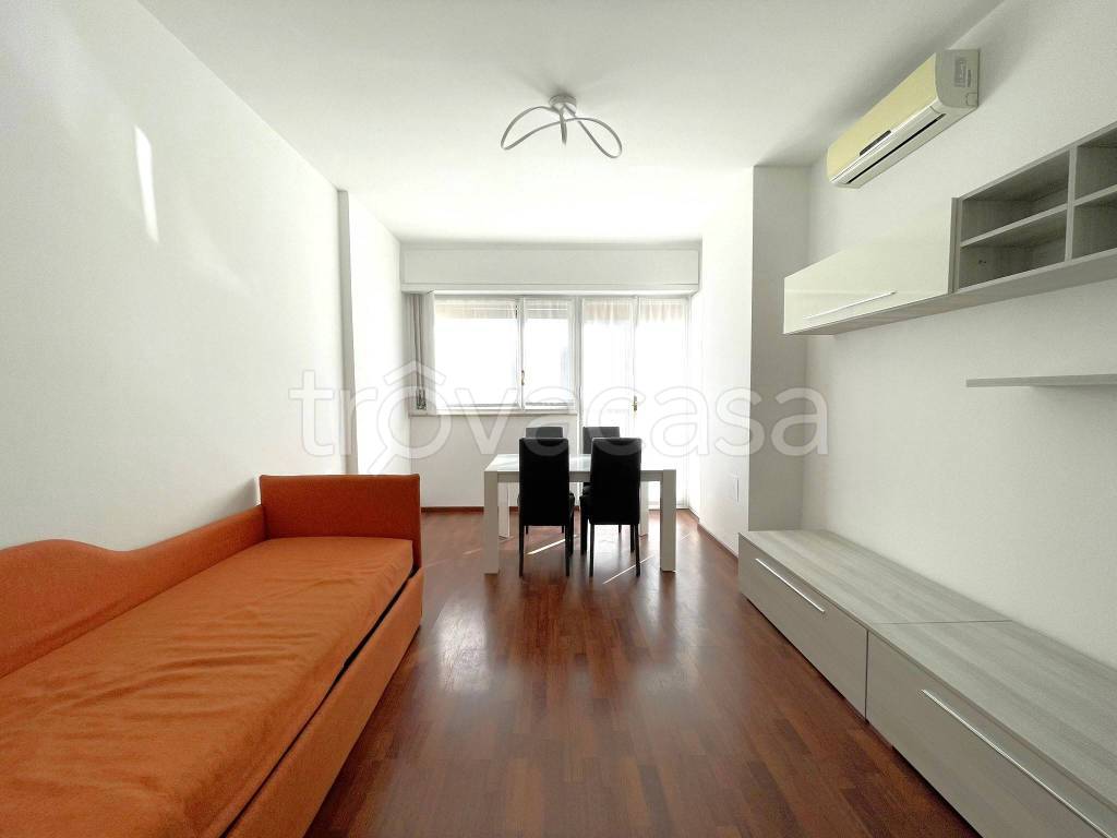Appartamento in affitto a Milano viale San Gimignano, 35