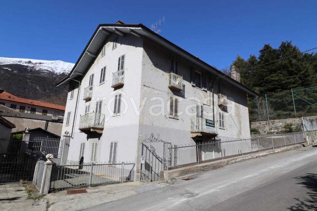 Villa Bifamiliare in vendita a Saint-Vincent via Battaglione Aosta, 3