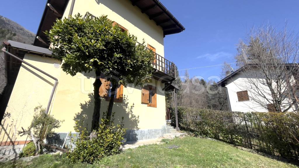 Villa in vendita a Sondrio frazieone Triangina