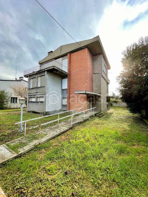 Villa in in vendita da privato a Lugo via Alfredo Panzini, 6