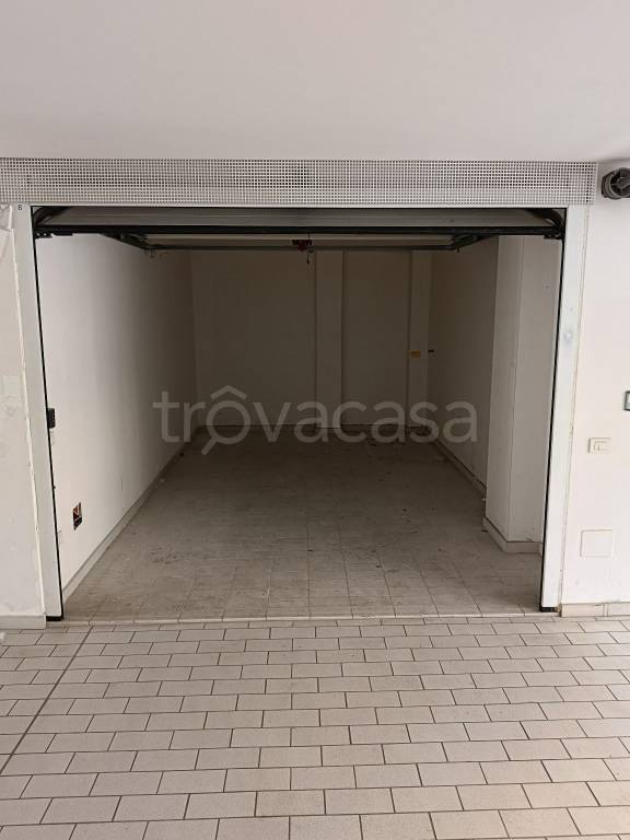 Garage in affitto a Pescara via Masaccio, 26