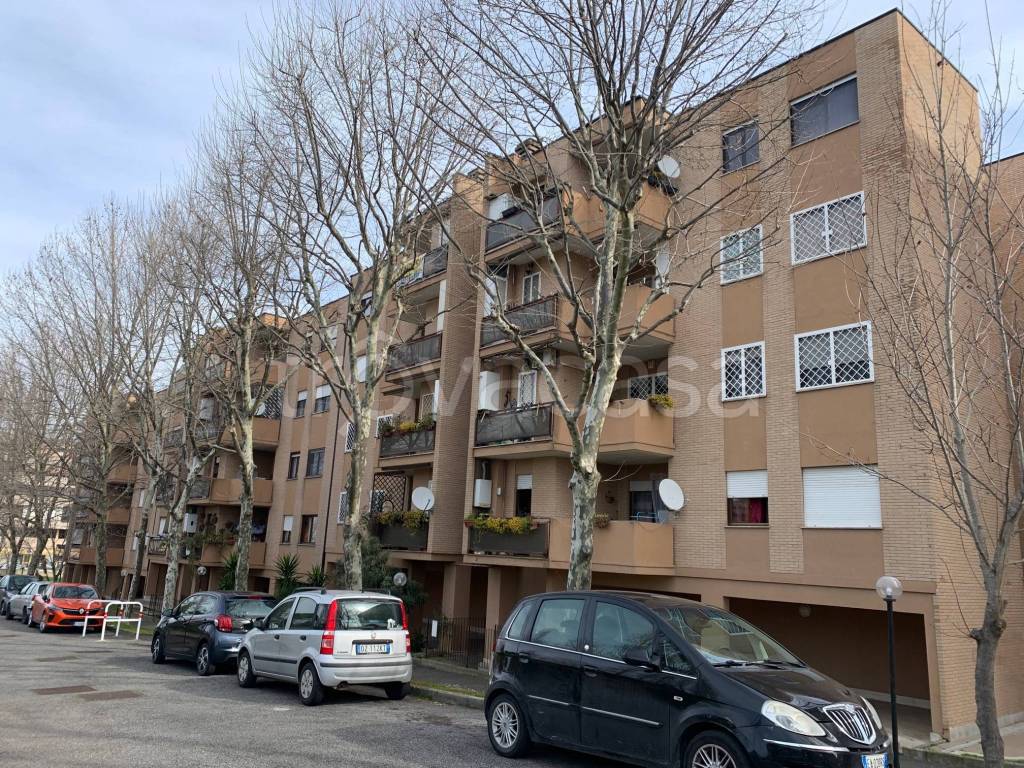 Appartamento in vendita a Roma via Paolo Stoppa, 11
