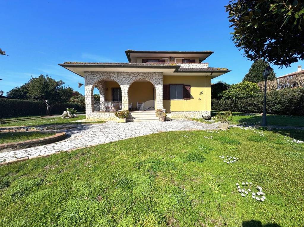 Villa in affitto a Sabaudia viale delle Peonie, 52