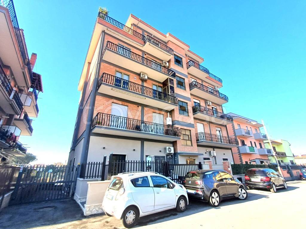 Appartamento in vendita a Roma via Mineo, 88