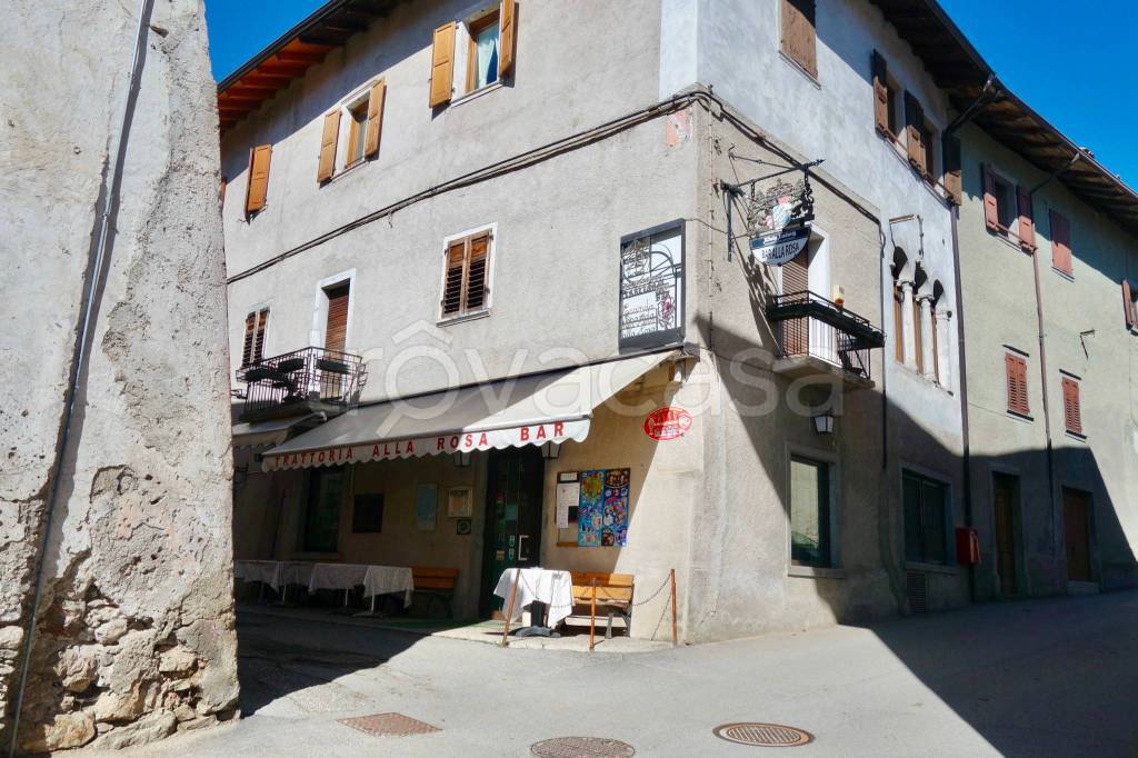 Negozio in vendita a Bleggio Superiore frazione Cavrasto, 124