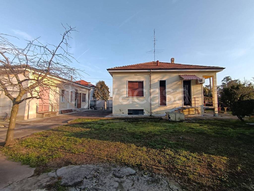Villa Bifamiliare in vendita a Busto Garolfo via Fratelli Bandiera
