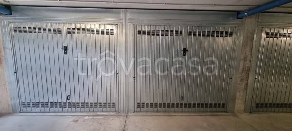 Garage in affitto a Imbersago via Castelbarco, 31