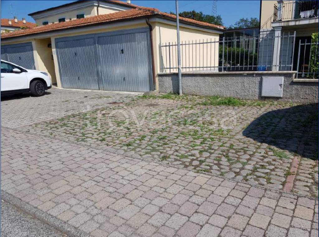 Garage in vendita a Sarzana via Cisa