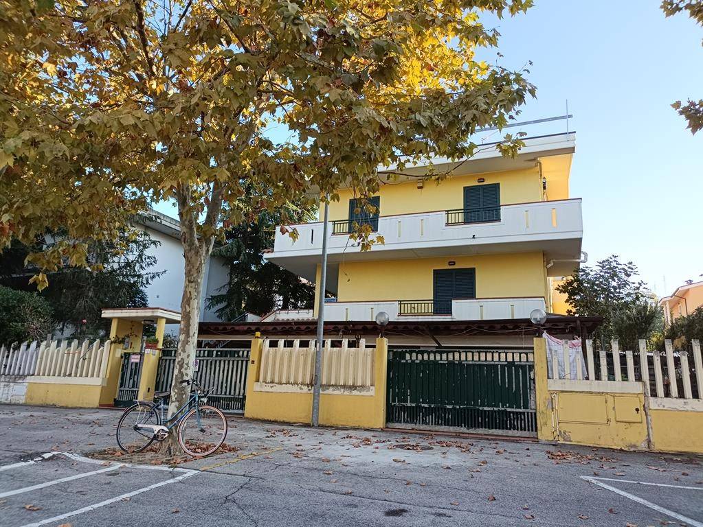Casa Indipendente in vendita a Pineto via Delle Camelie, 25