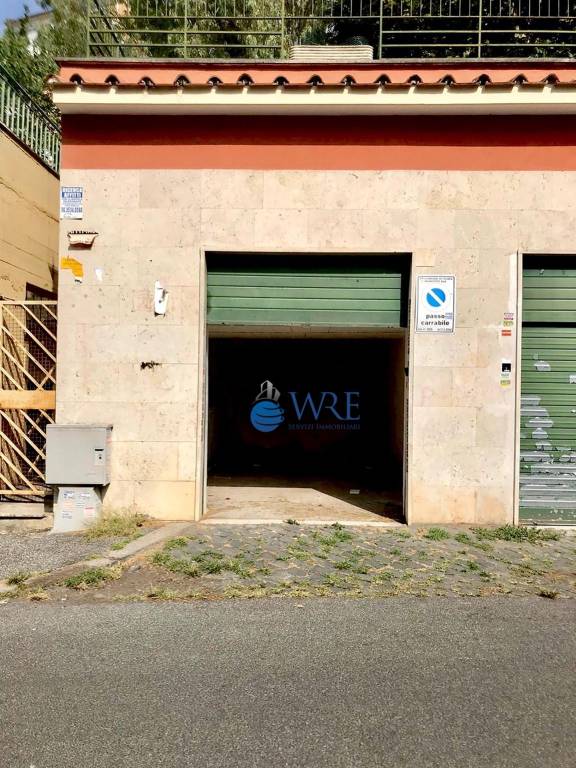 Garage in affitto a Roma clivo di Cinna