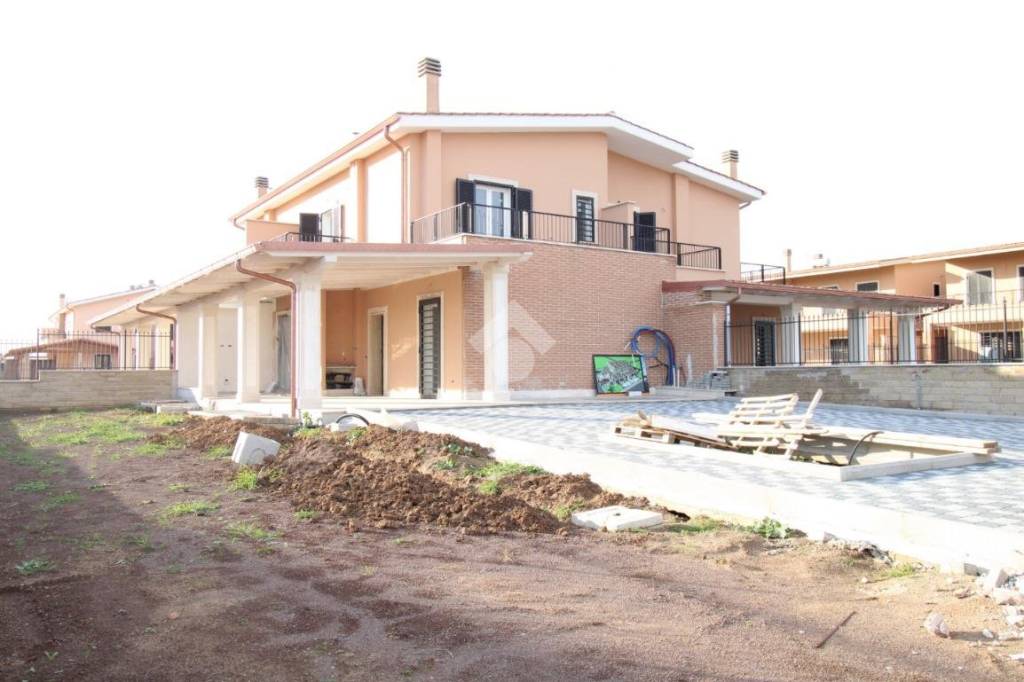 Villa Bifamiliare in vendita a Pomezia via Alessandro Fortis