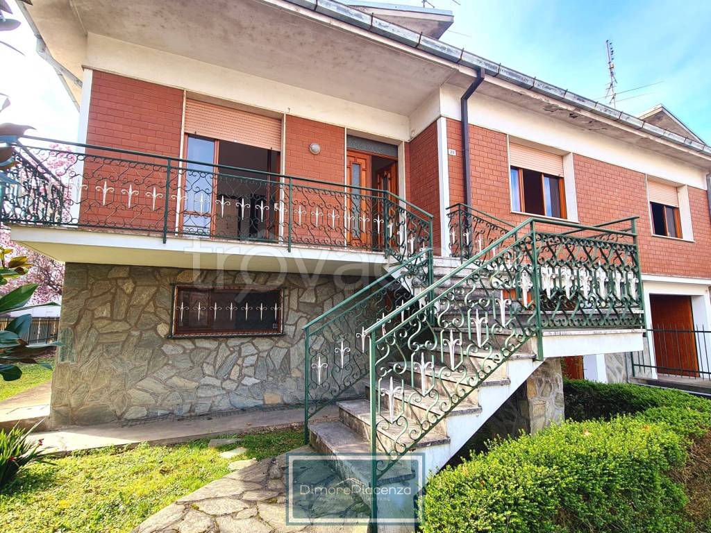 Villa Bifamiliare in vendita a Carpaneto Piacentino via 1 Maggio