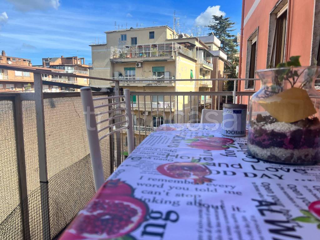 Appartamento in vendita a Roma via Teresa Gnoli, 19