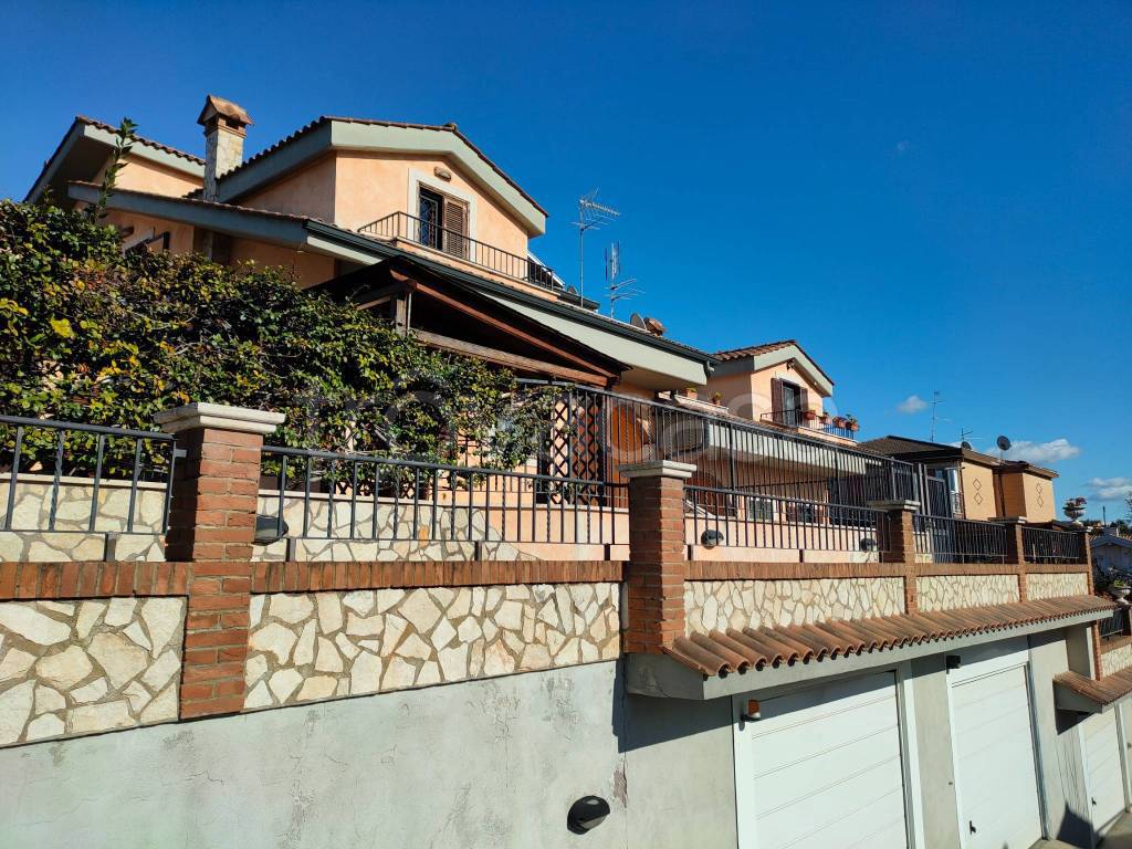 Villa Bifamiliare in vendita a Guidonia Montecelio via Ciciliano, 10A