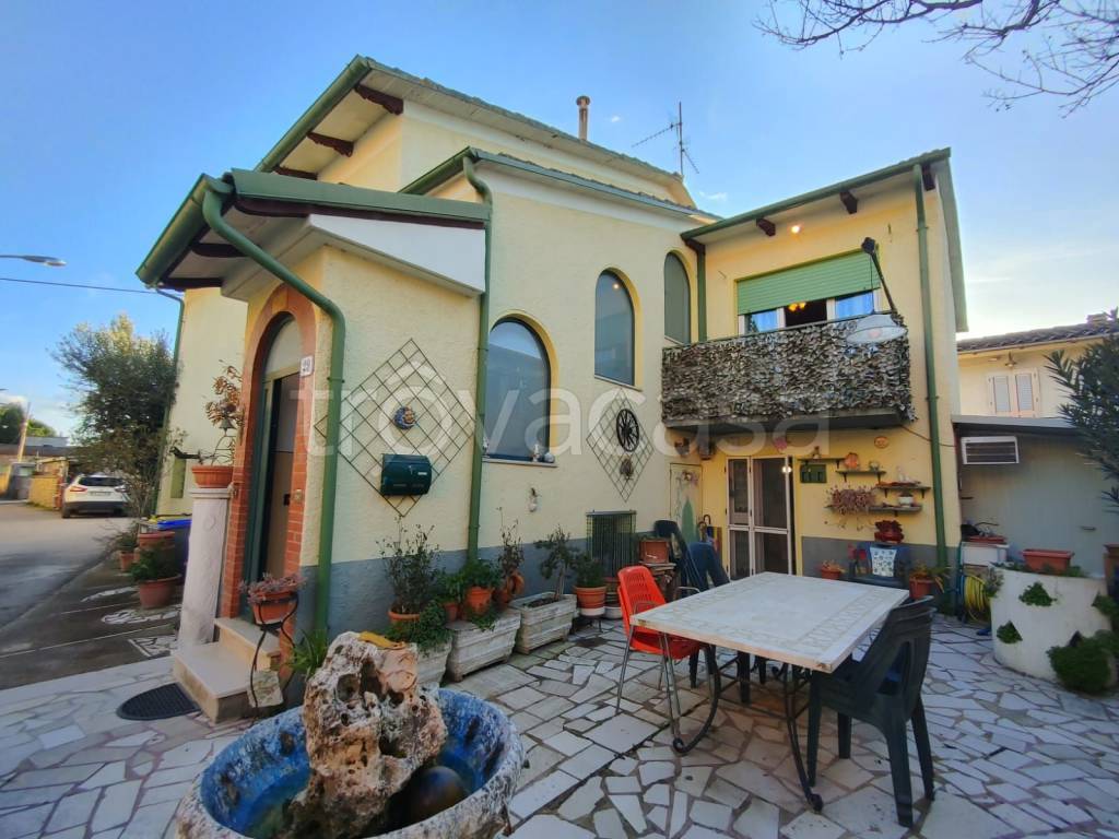 Villa in vendita a Spoleto beroide