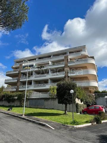 Appartamento in vendita a Roma via Saronno
