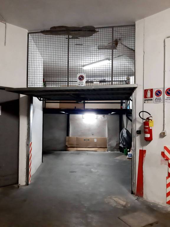Garage in vendita a Salerno via Valerio Laspro, 5
