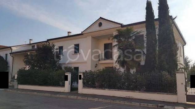 Villa Bifamiliare all'asta a Este via Ezio Franceschini, 28