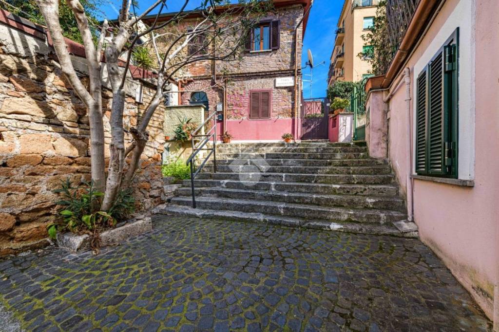 Appartamento in vendita a Roma rampa Brancaleone, 80