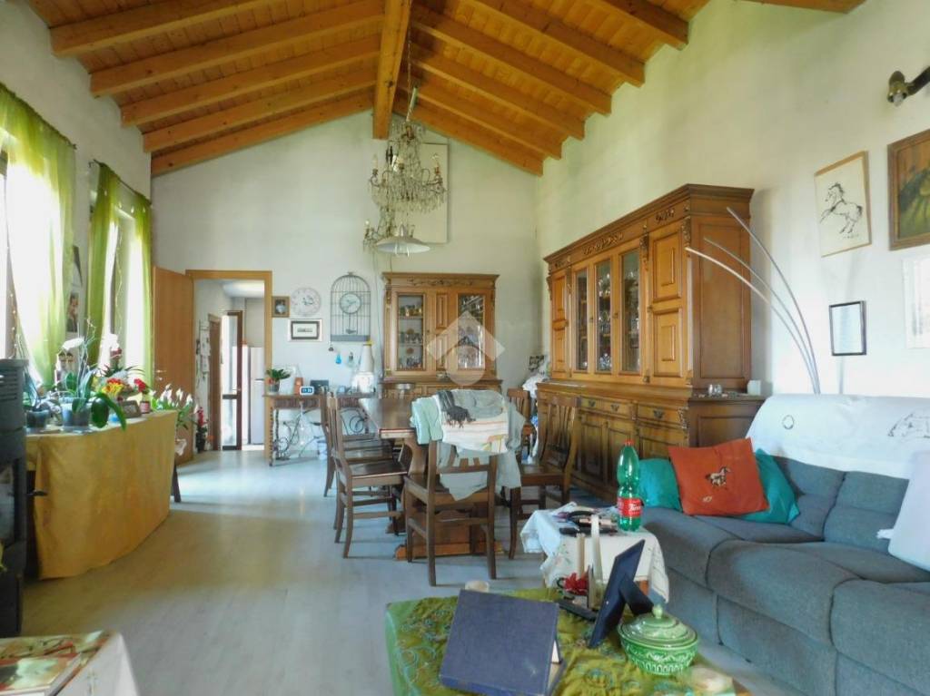 Casa Indipendente in vendita a Somma Lombardo via Vignola, 11