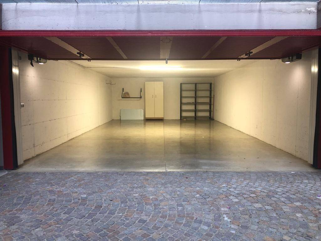 Garage in affitto a Monza via Moncenisio