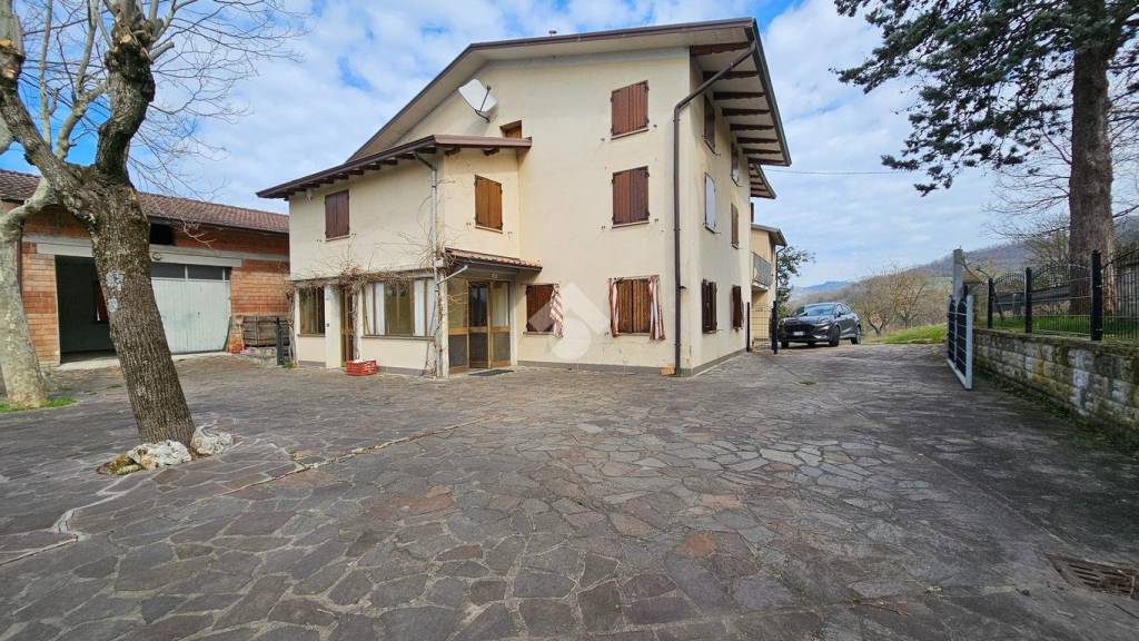 Casa Indipendente in vendita a Canossa via Borzano, 10