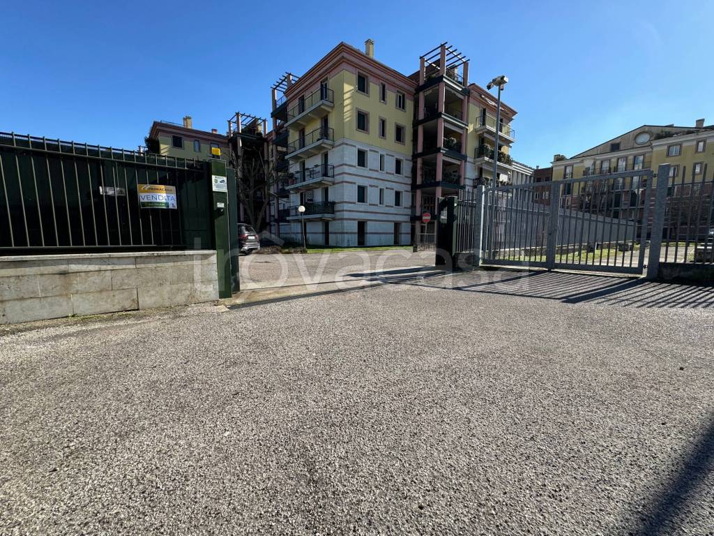 Garage in vendita a Verona via Ca' di Cozzi, 4