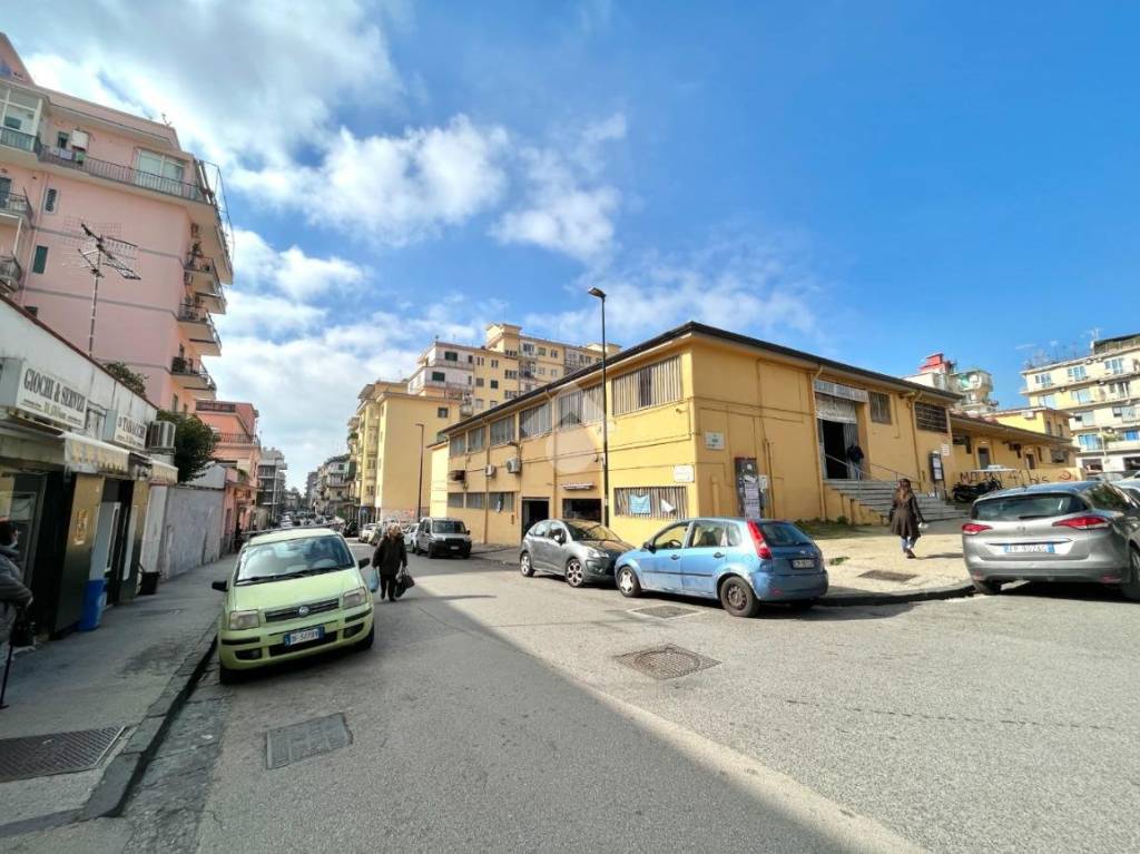 Centro Estetico/Solarium/Benessere in vendita a Napoli via Diomede Carafa, 58