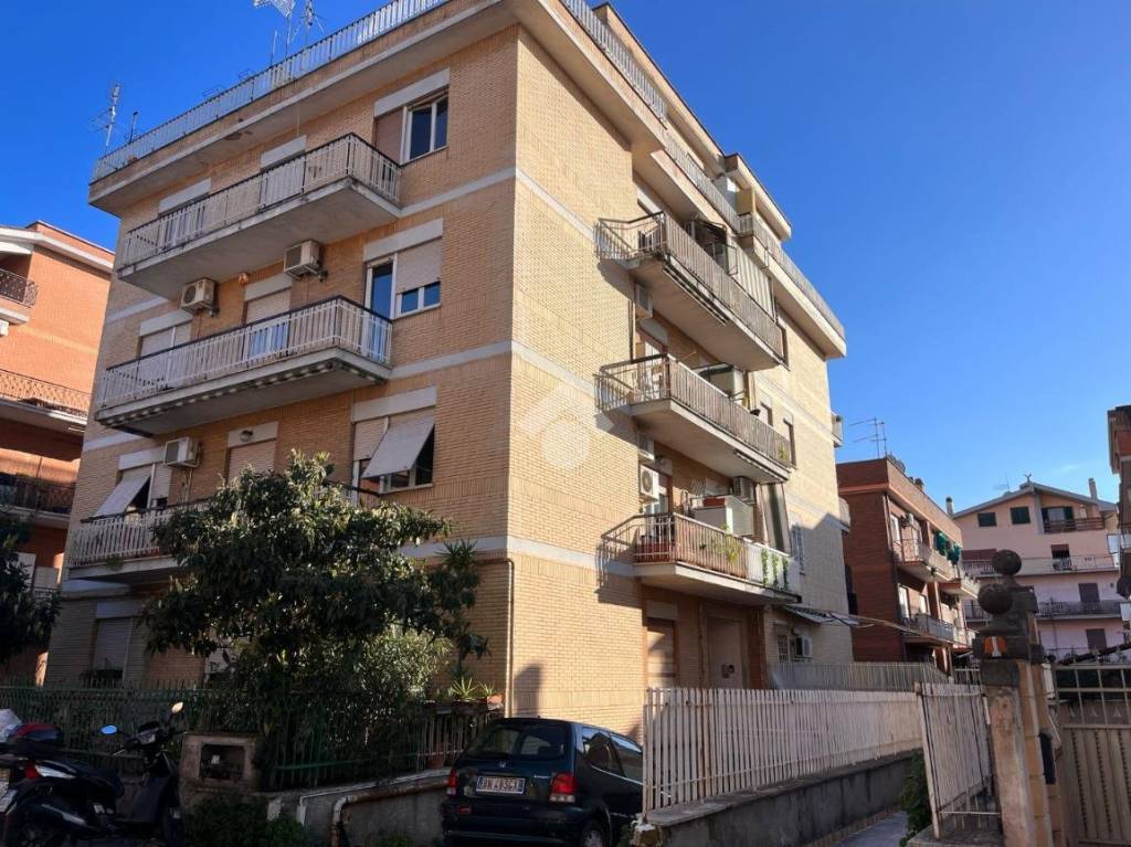 Appartamento in vendita a Roma via motta visconti, 37