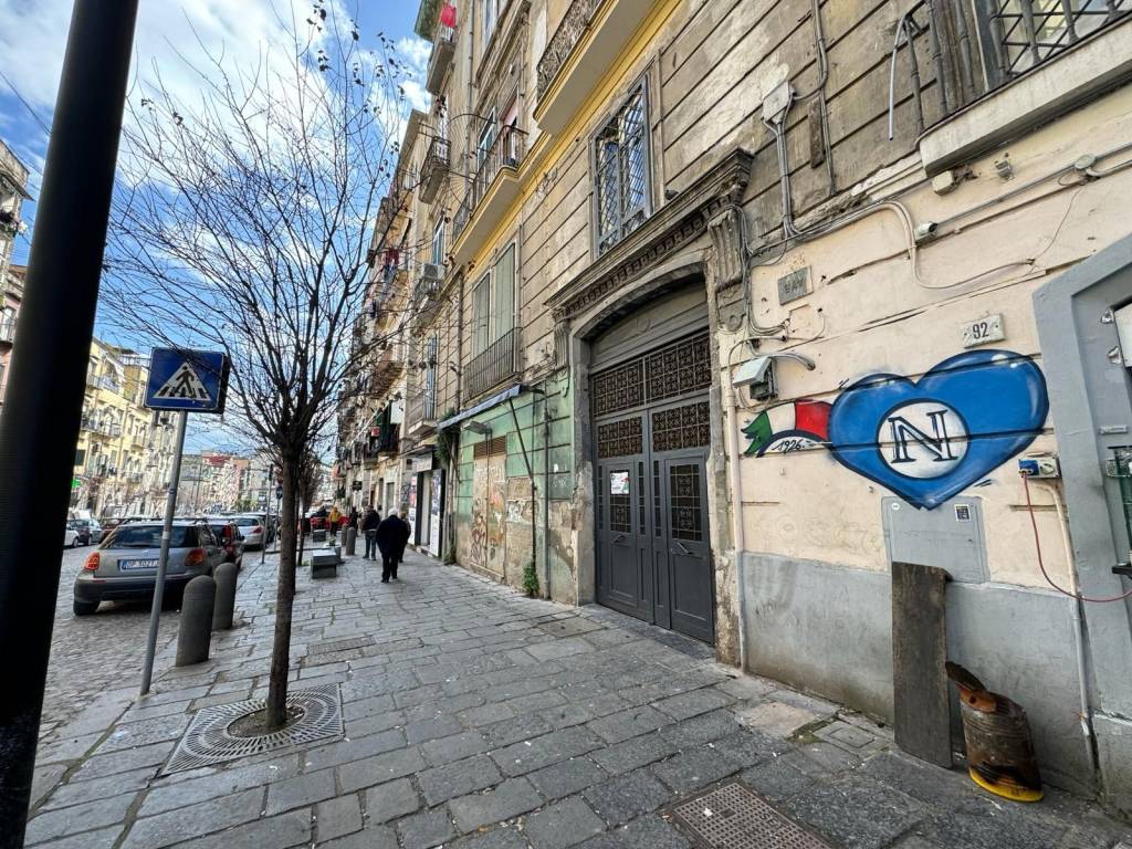 Appartamento in vendita a Napoli via Carbonara