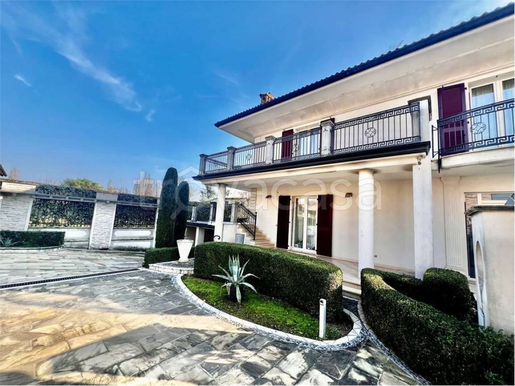 Villa in vendita a Barbata via Monte Grappa