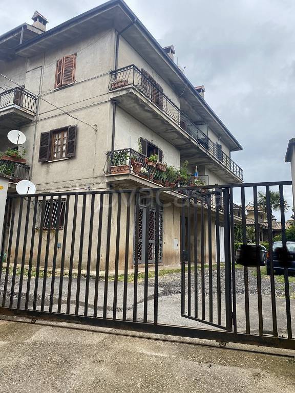 Appartamento in vendita a Bassano Romano via San Francesco d'Assisi, 55