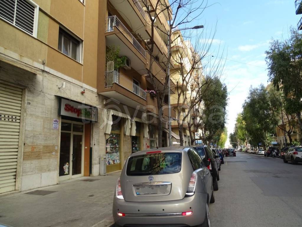 Negozio in affitto a Bari viale Antonio Salandra, 37