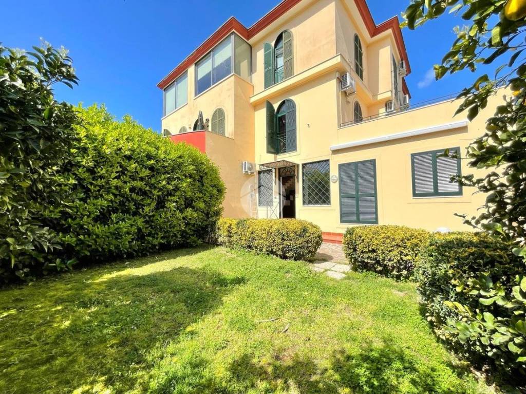 Villa Bifamiliare in vendita a Pozzuoli