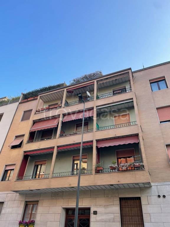 Appartamento in affitto a Milano via Caccialepori, 16