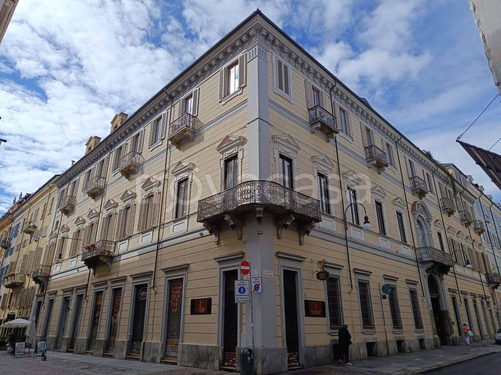 Appartamento in affitto a Torino via Maria Vittoria, 10