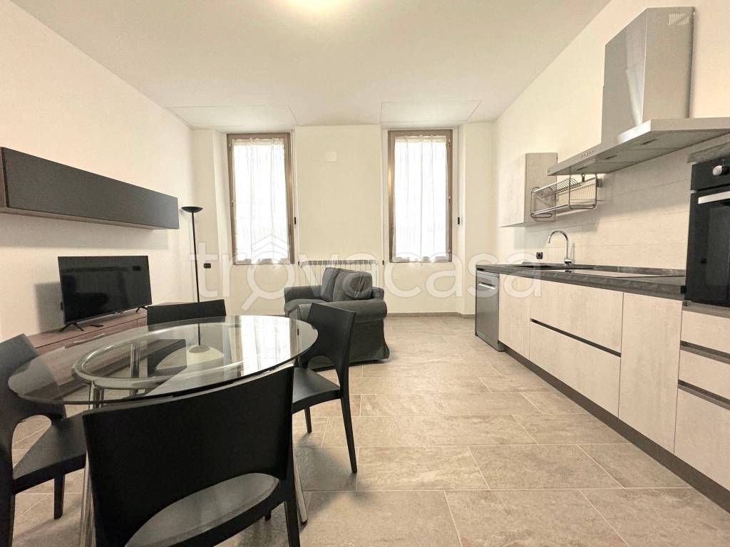 Appartamento in affitto a Milano via Alfonso Capecelatro