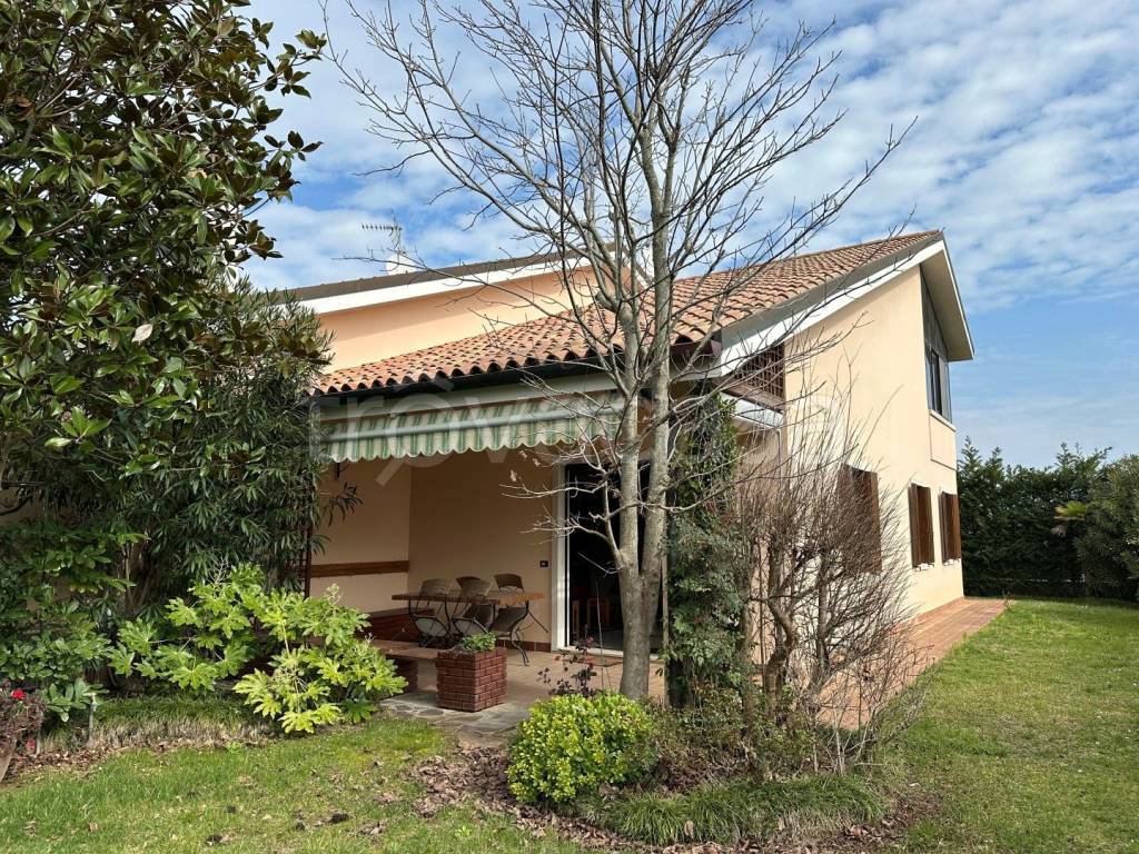Villa Bifamiliare in vendita a Rosolina via del Castagno