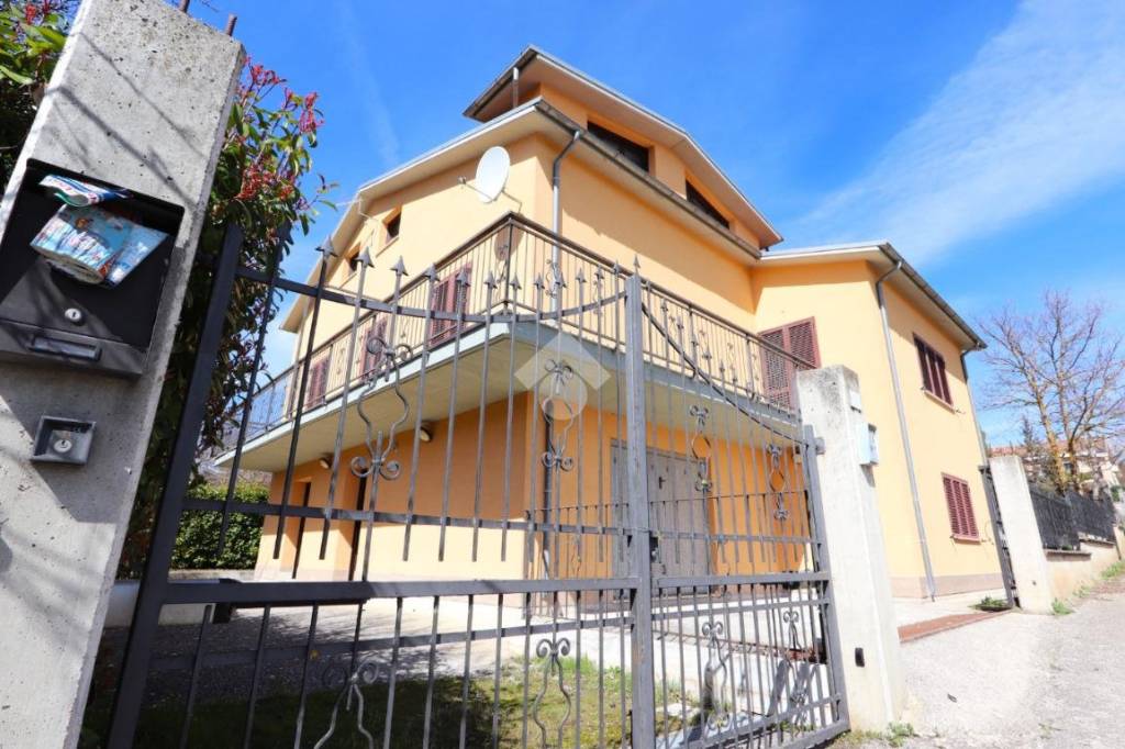 Villa in vendita a L'Aquila via Collevernesco, 126