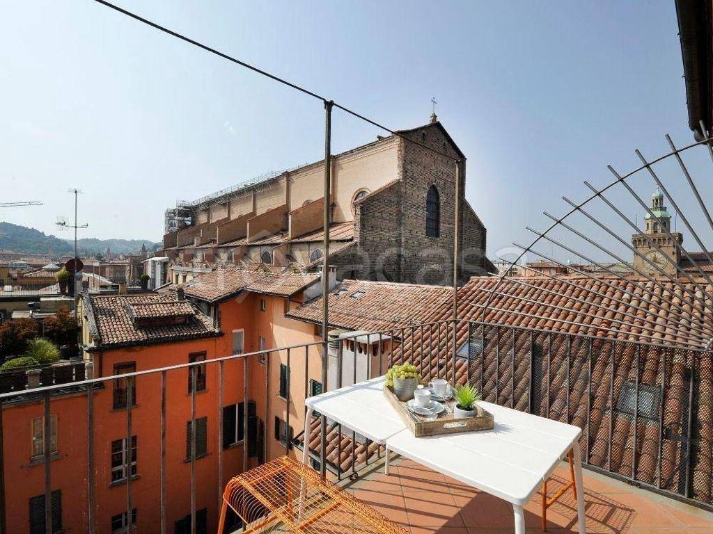 Appartamento in affitto a Bologna via Clavature