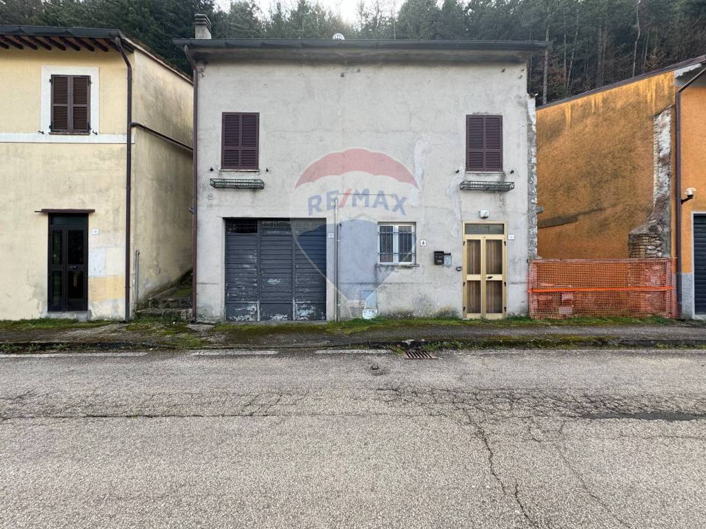 Casa Indipendente in vendita a Foligno via Adriatica, 14