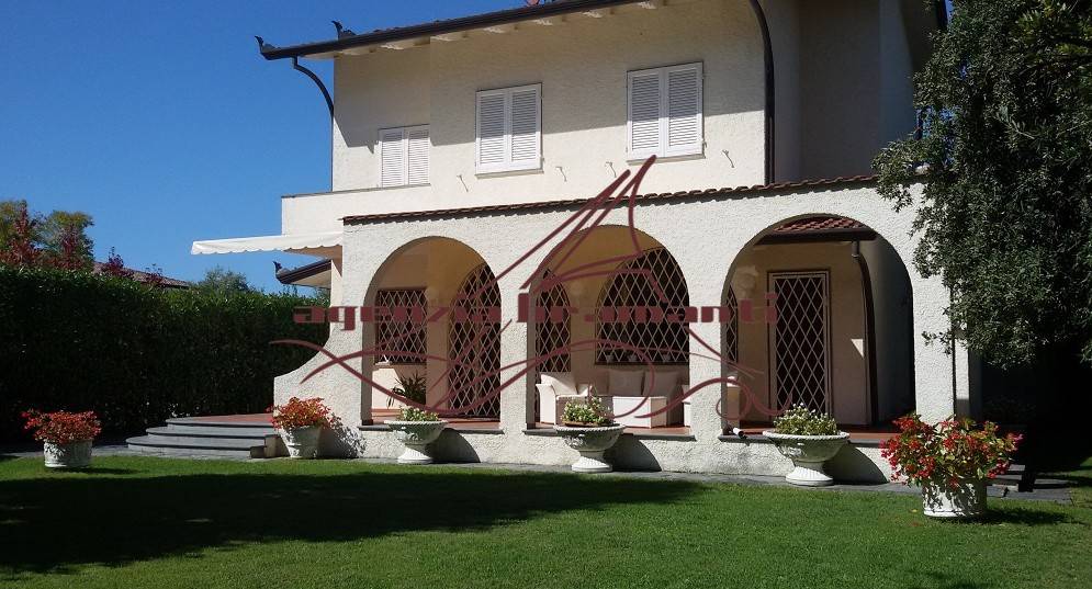 Villa in affitto a Forte dei Marmi via Sant'Elme