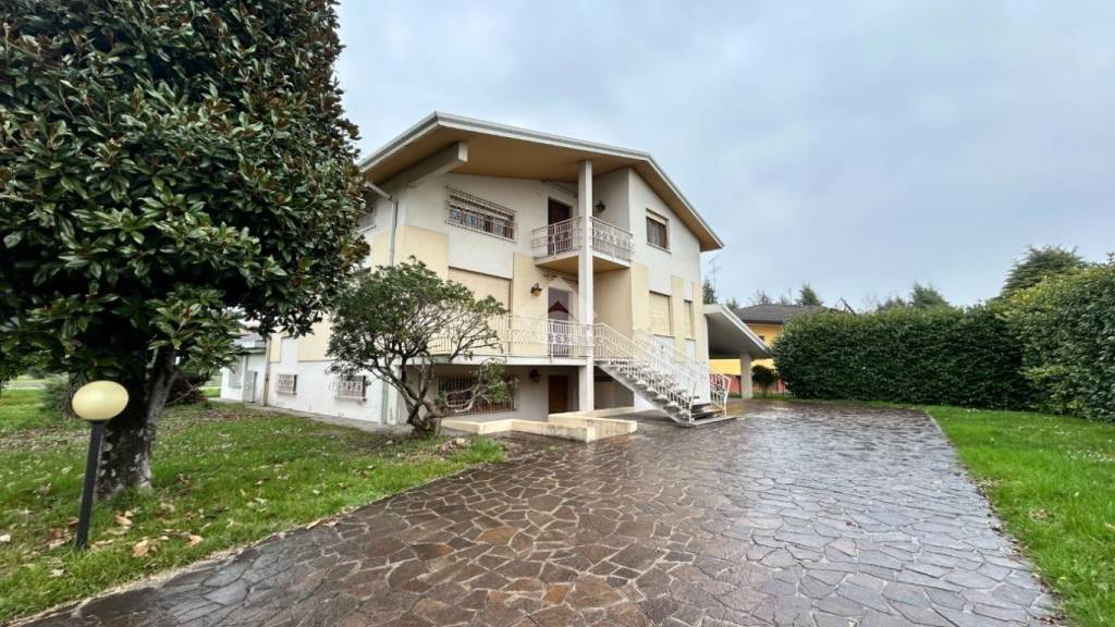 Villa in vendita a Fontanafredda via Camillo Benso Conte di Cavour