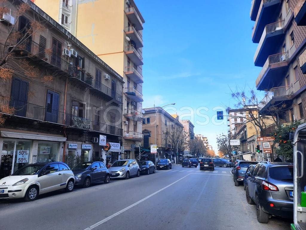 Negozio in affitto a Palermo via Ippolito Pindemonte, 2