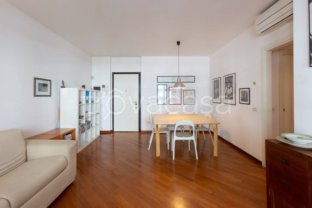 Appartamento in affitto a Milano via Benaco