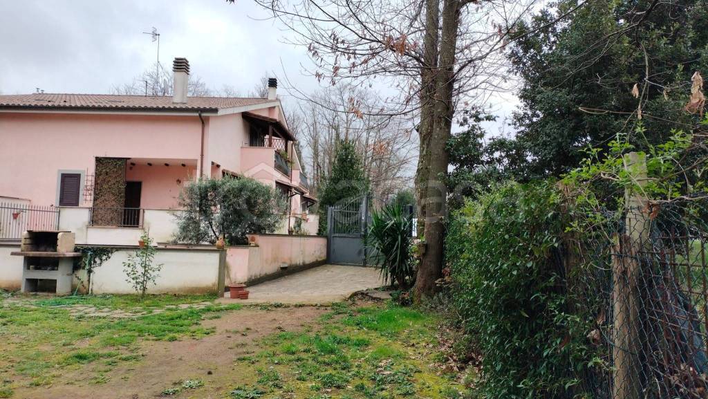 Villa Bifamiliare in vendita a Bassano Romano via Santa Lucia