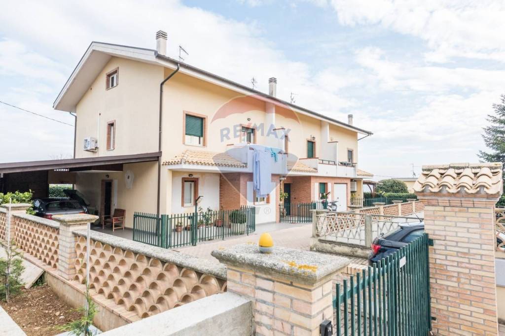 Villa a Schiera in vendita a Collecorvino viale dei Pini, 151/b
