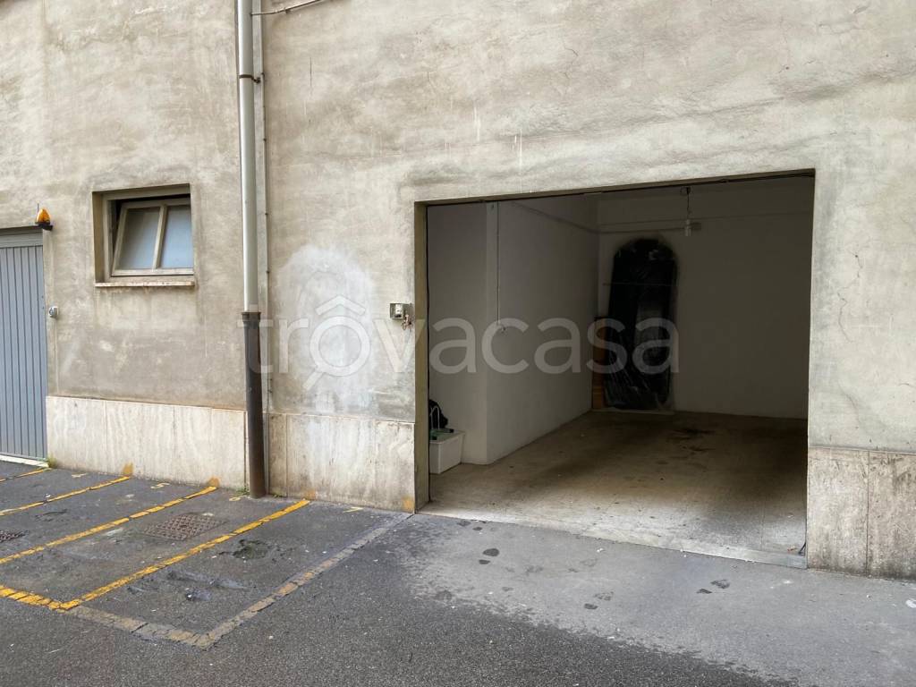 Garage in affitto a Firenze via Luca Giordano, 7