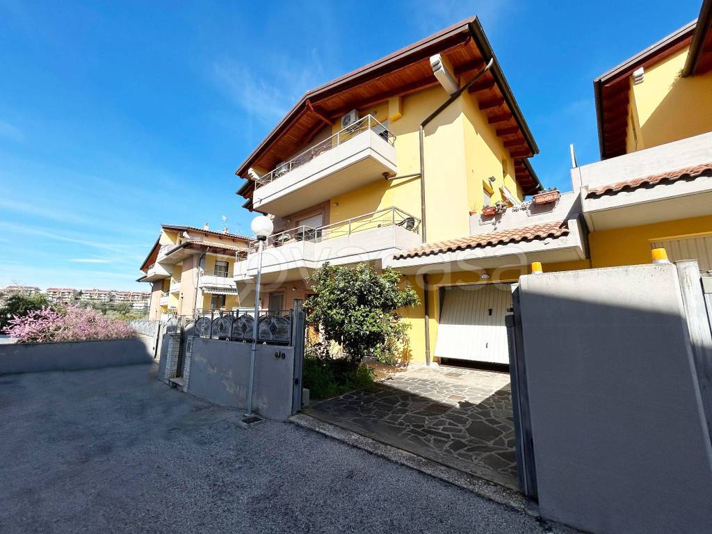 Appartamento in vendita a Città Sant'Angelo via Giuseppe Di Vittorio, 26